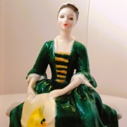 **szmaragdowa DAMA na ławce Royal Doulton 1959+