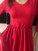 Czerwona sukienka do kolan marszczona w pasie.S