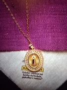 Łańcuszek z medalikiem z wizerunkiem MB z Gwadelupe w kolorze złotym. 