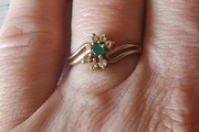 Złoty pierścionek z zielonym oczkiem 1,95 g- roz. 16.