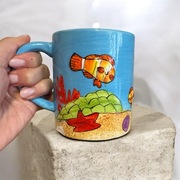 Kubek kubeczek z zawieszką rybką ceramiczny pamiątka z wakacji