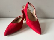 Czerwone buty na niewielkim obcasie