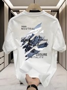 Nowoczesny T-shirt męski w kolorze białym z designerskim nadrukiem