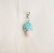 RĘCZNIE ROBIONY BRELOCZEK SZYDEŁKOWY "LÓD" – UNIKATOWY DODATEK