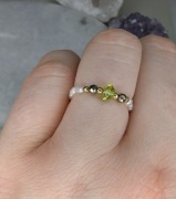 Pierścionek elastyczny kamienie perły naturalne oliwin piryt