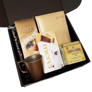 Elegancki Zestaw Prezentowy Złoty Kubek Herbata Słodkości Kalendarz 2026