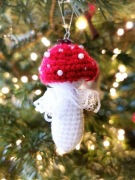 bombka muchomor, rustykalne nietłukące bombki z perełkami i koronką