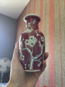 Chiński porcelanowy wazon 16 cm – czerwony, kwiaty śliwy, vintage