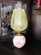 Stara Lampa naftowa. Pięknie zdobiona. Z kominkiem, brenerem  i knotem.  