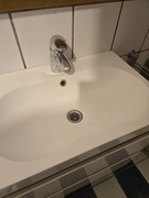 Umywalka naszafkowa z baterią i syfonem