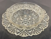 Zestaw: miska, miseczka, (chyba) dwa świeczniki, solniczka, chińczyk(?) 