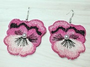 Bratki różowe z perełką- haftowane kolczyki