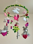 Ręcznie robiona karuzela do łóżeczka – urocze misie i gwiazdki