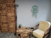 Loftowy stolik kawowy z dwoma taboretami 