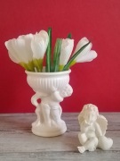 Mały wazonik ceramiczny Putto