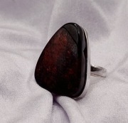 Srebrny pierścionek z bursztynem