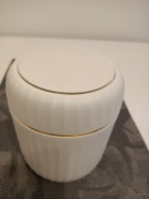 Elegancki mini-kosz na śmieci z otwieraną pokrywką 