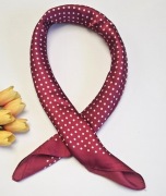 Klasyczna czerwona apaszka chustka na szyję w białe kropki retro