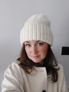 Ręcznie robiona czapka z wełny owczej – kolor ecru handmade