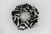 gumka do włosów scrunchie MIDI satynowa frotka zebra biało czarna