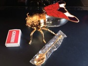 Pojemnik na miód w kształcie pszczoły z łyżeczką.