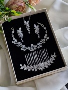 Sprzedam zestaw biżuterii ślubnej w srebrnym kolorze 