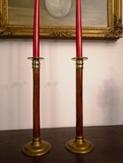 dwa eleganckie stare świeczniki z mosiądzu i drewna