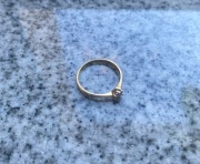 Złoty pierścionek APART