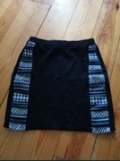 Czarna spódnica we wzory