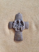 Krzyż z brązu uczniowie idący do Emaus 