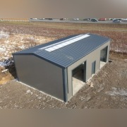 Montaż płyty warstwowej, obróbki blacharskie, hala