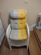 Fotel wiklinowy, drewniany, z materacem.