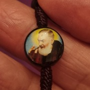 Różaniec z drewna z wizerunkiem MB Niepokalanej i na każdym łączniku o.Pio 