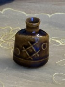 Miniaturowy wazonik ceramiczny
