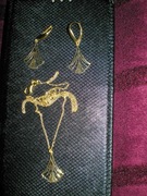 Komplet biżuterii pozłacanej. Kolczyki i naszyjnik wachlarze.