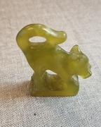 Figurka kota z jadeitu, połowa XX w, kot