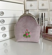 Haftowana Saszetka Róże różowa, portfelik damski rękodzieło
