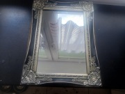 Lustro w drewnianej ramie