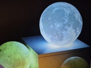 Aku. Lampa LED RGB 3D Księżyc USB z pilotem, 18 cm