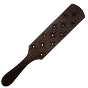 Packa wykonana z wędzonego dębu. Gwiazdki dobrze odbijają się na skórze.