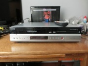 Nagrywarka DVD/VHS Philips z pilotem zaprogramowanym i kablem EURO