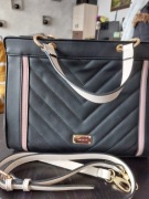 Czarna klasyczna torebka BESSIE. Nowa bez metki.