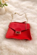 Mała czerwona torebka na ramię