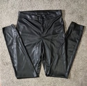 Leginsy o wyglądzie skóry