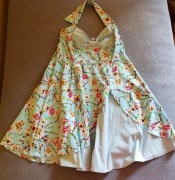 Sukienka w stylu retro lata 50 błękitna w kwiaty