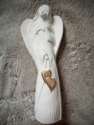 Biały Anioł Gipsowy ze Złotymi Sercami 35 cm – Dekoracja