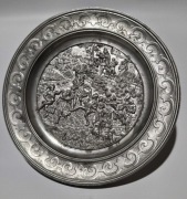 Talerz cynowy ozdobny SKS Zinn 95% Niemcy – relief „Taniec chłopski”