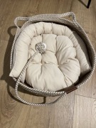 Przytulne legowisko dla kota w stylu boho