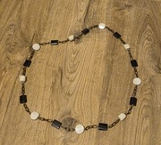 Naszyjnik z koralików z czarnego i białego kamienia 