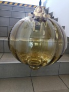 Lampa wisząca szklana kula z okresu PRL.
